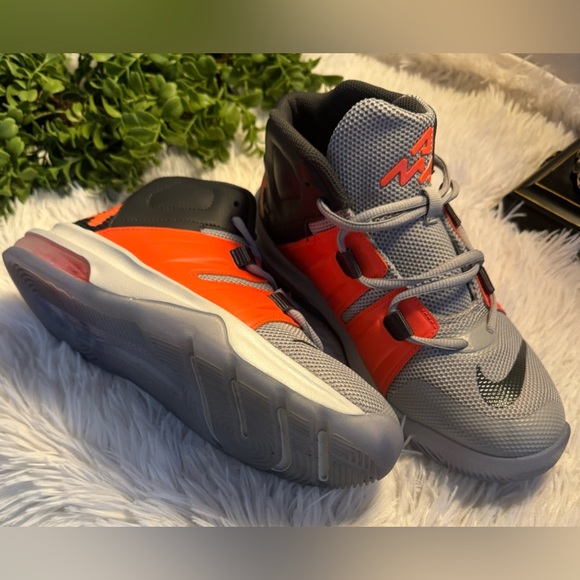 Nike - Picture 2 of 5